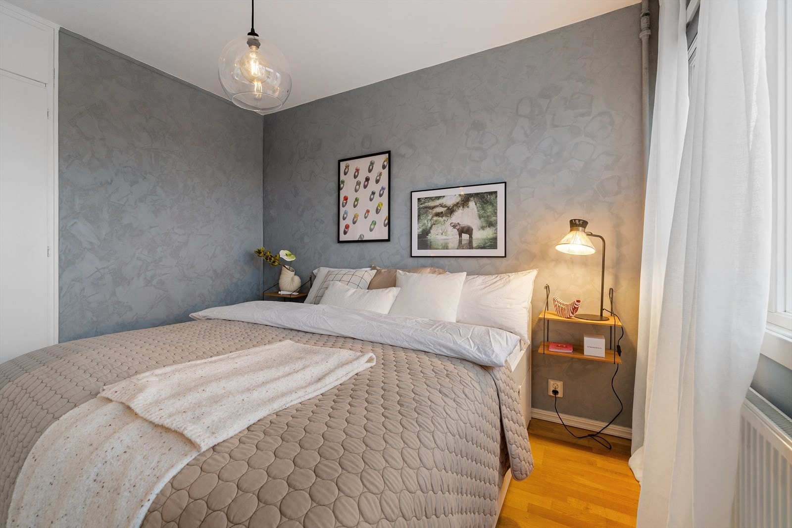 Lyst og fint soverom med gode lysforhold og fin romfølelse Galleribilde