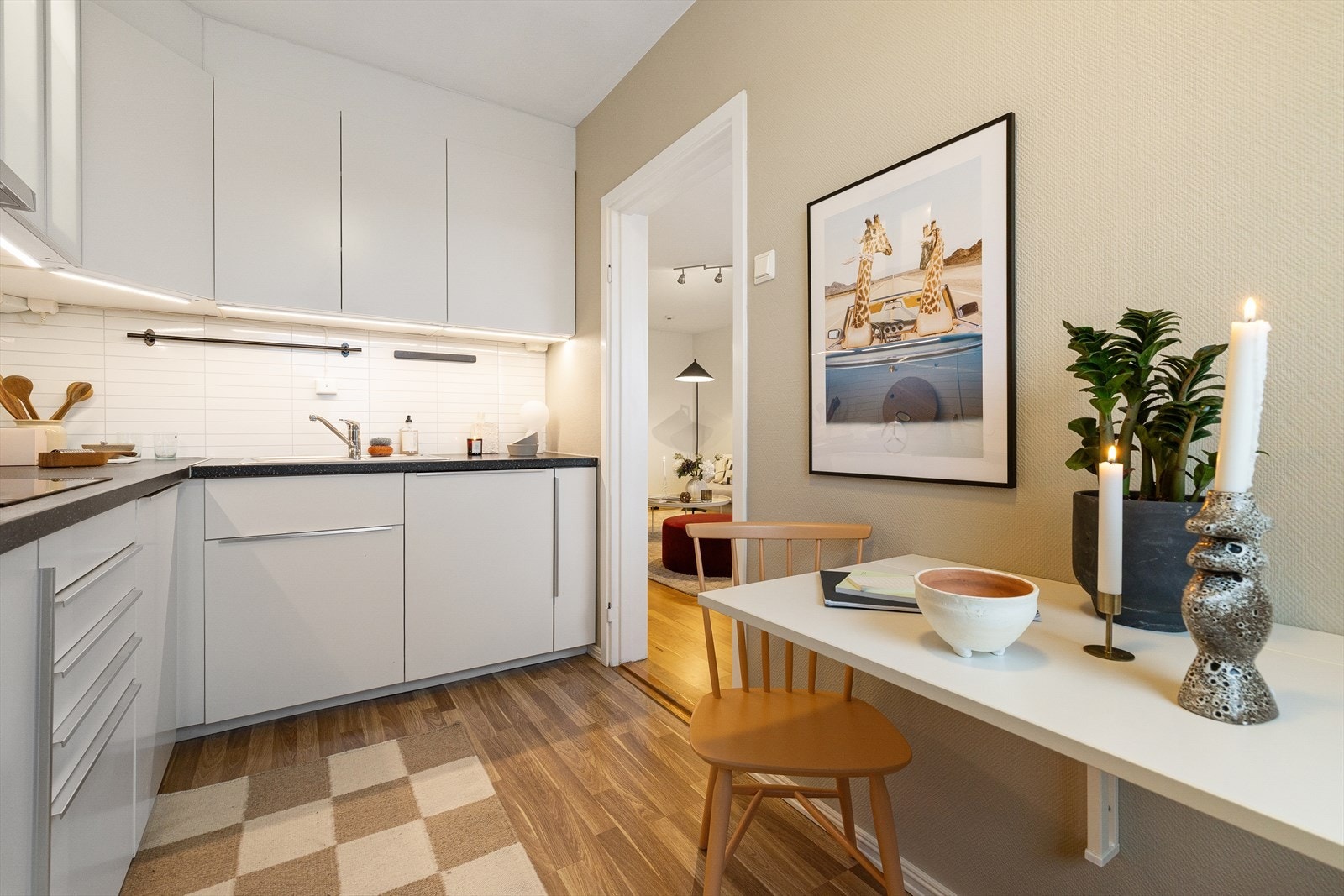 Kjøkkeninnredningen er fra 2015 i med glatte fronter og romslig benkeplate i laminat til matlaging. Galleribilde