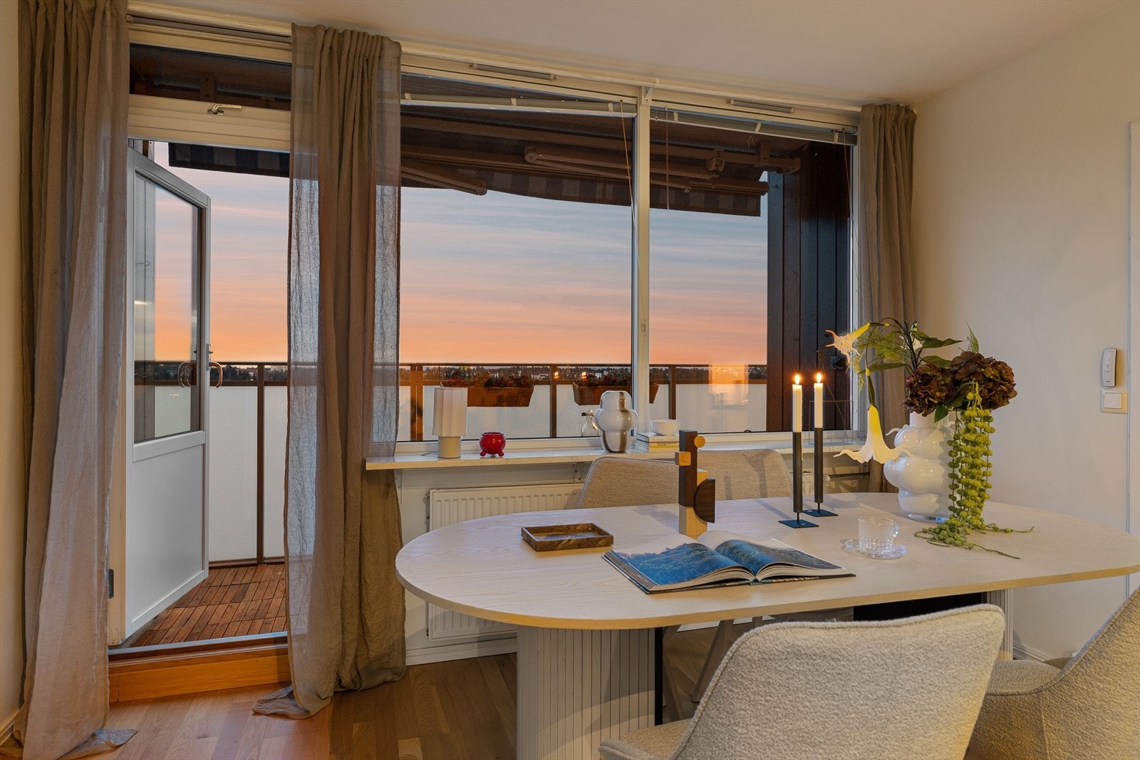 En velholdt og gjennomført 2-roms i 9.etasje på Bogerud med solrik balkong og spektakulær utsikt Galleribilde