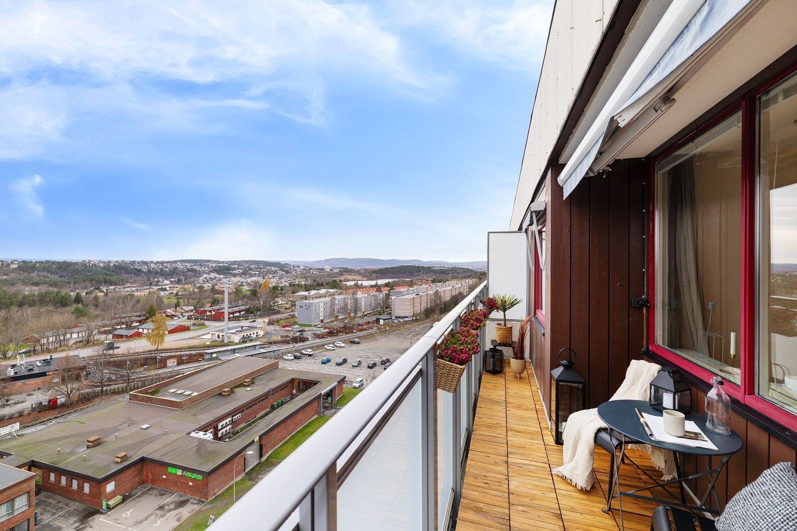 Offentlig transport er lett tilgjengelig, med bussholdeplass og T-banestasjon like i nærheten. Det er ca. 1 minutts gange til Bogerud T. Dagligvarehandelen kan gjøres på KIWI Galleribilde