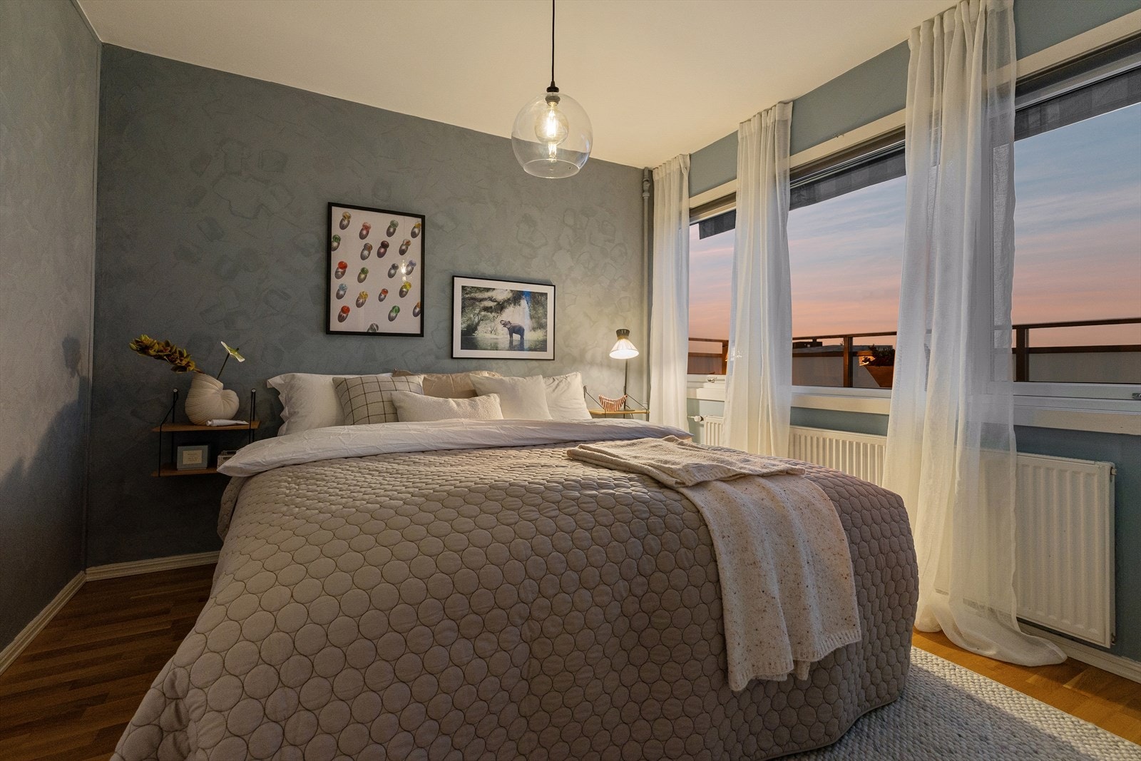 Det er oppbevaringsmuligheter i garderobeskap til klær og sko Galleribilde