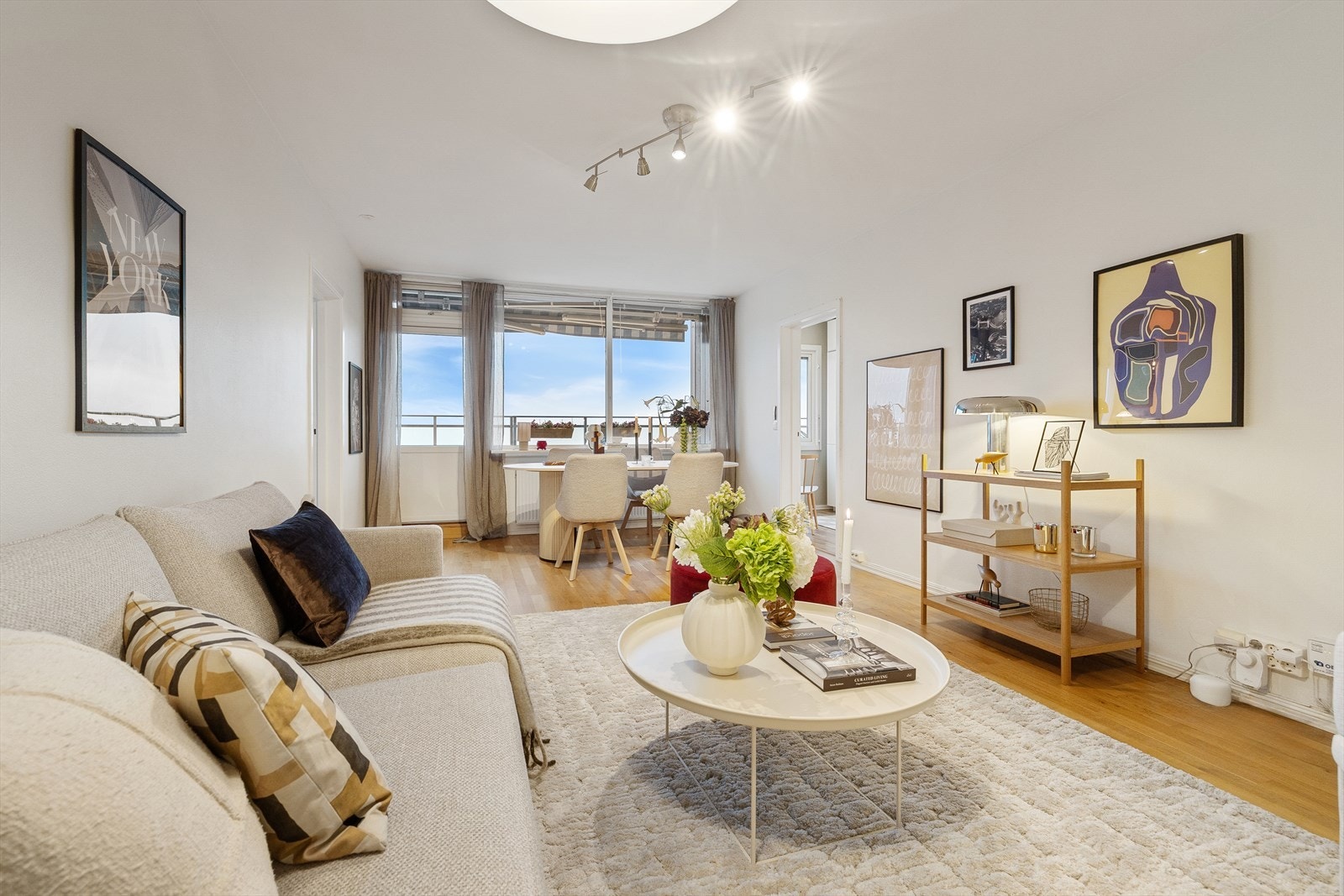 Lys og luftig stue med lysmalte veggflater. Det er gode lysinslipp fra balkongdør og vindu Galleribilde