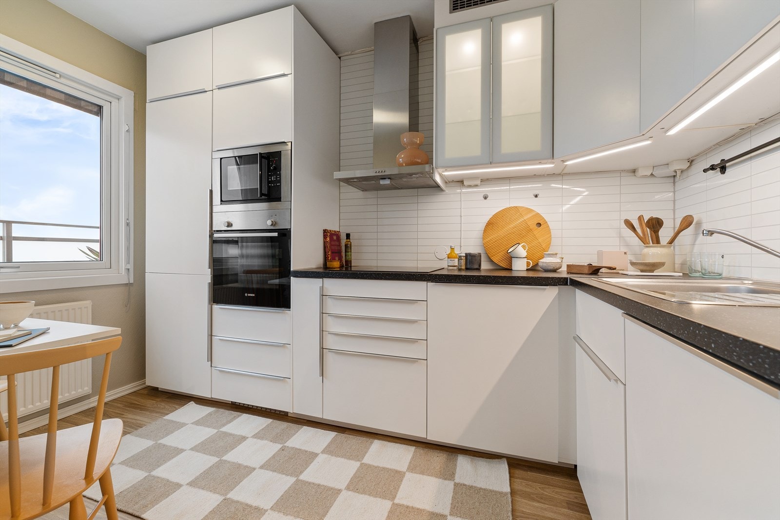 Kjøkkenet er utstyrt med platetopp, nedfelt kum, kombi kjøl/fryseskap, stekeovn, mikrobølgeovn og oppvaskmaskin. Det er gode lysinslipp fra det store vinduet Galleribilde