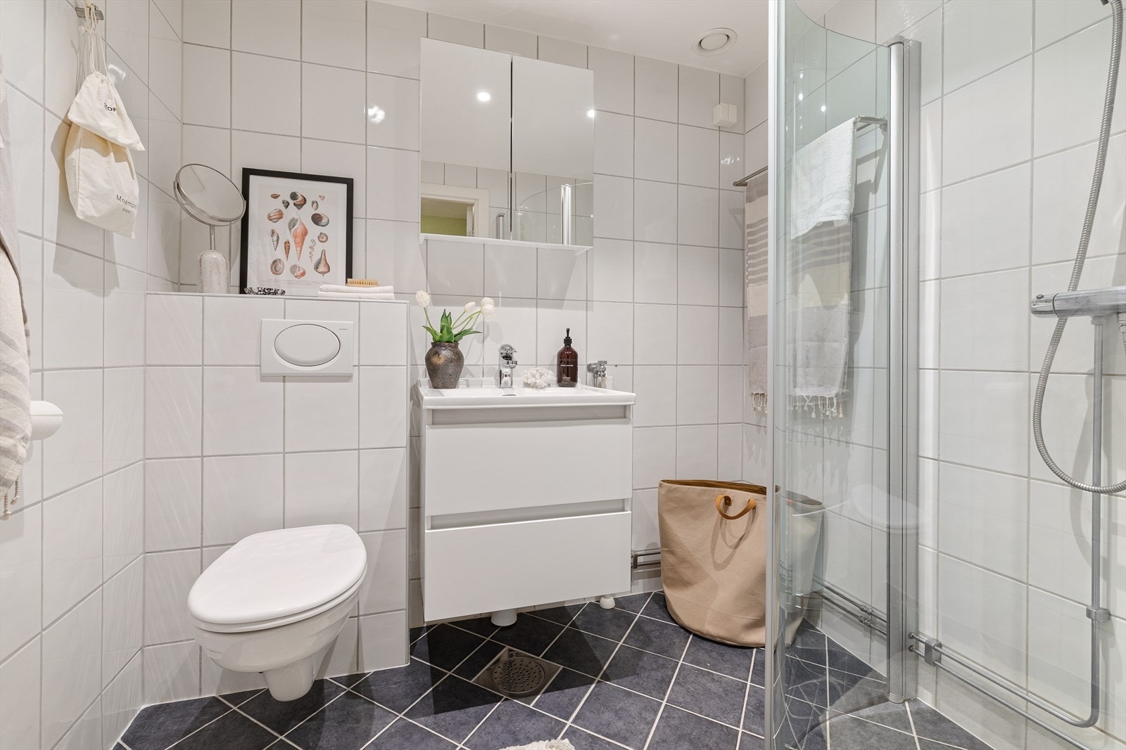 Tidløst og flislagt baderom fra 2007. Det er gulv med elektriske varmekabler. Baderomsinnredningen ble byttet i 2025 Galleribilde