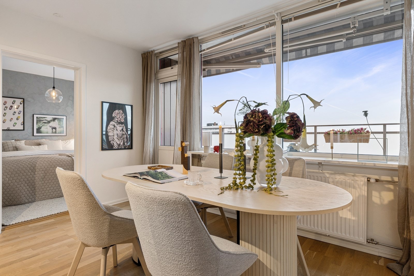 Store vindusflater og balkongdøren gir rikelig med naturlig lys i rommet Galleribilde