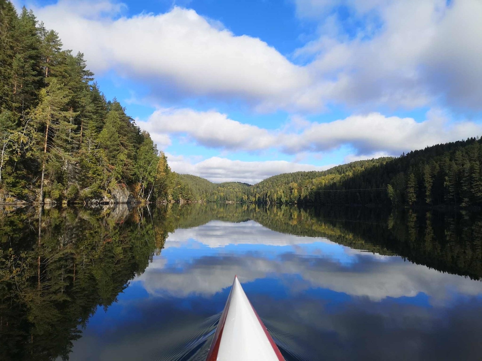 På nøkkelvann er det mulighet for å leie Kano og padle. En perfekt måte å trekke seg tilbake og nyte de rolige omgivelsene. Galleribilde