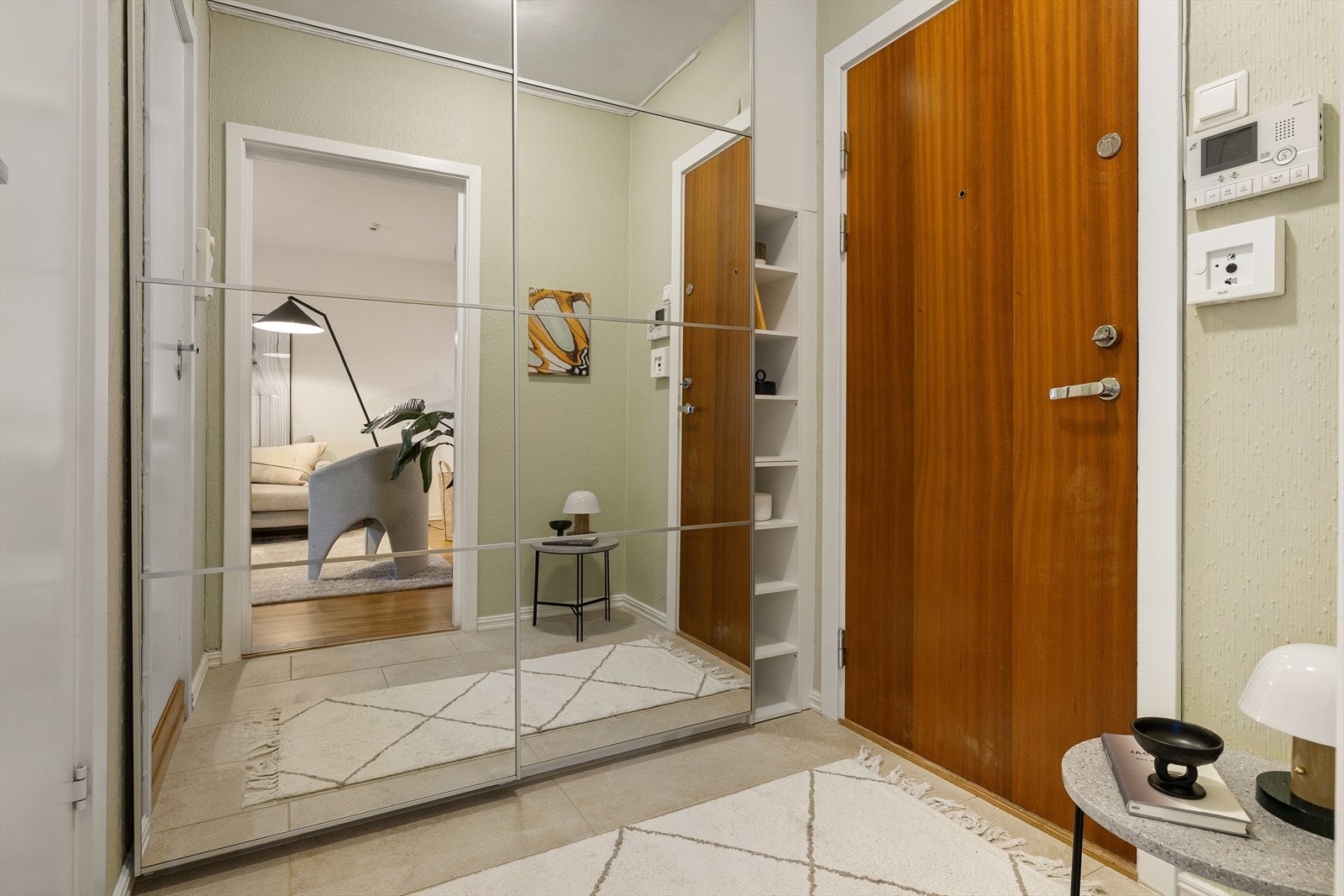 Entréen gir et godt førsteinntrykk. Det er oppbevaringsmuligheter i den store sykedørsgarderoben til yttertøy og sko. Galleribilde