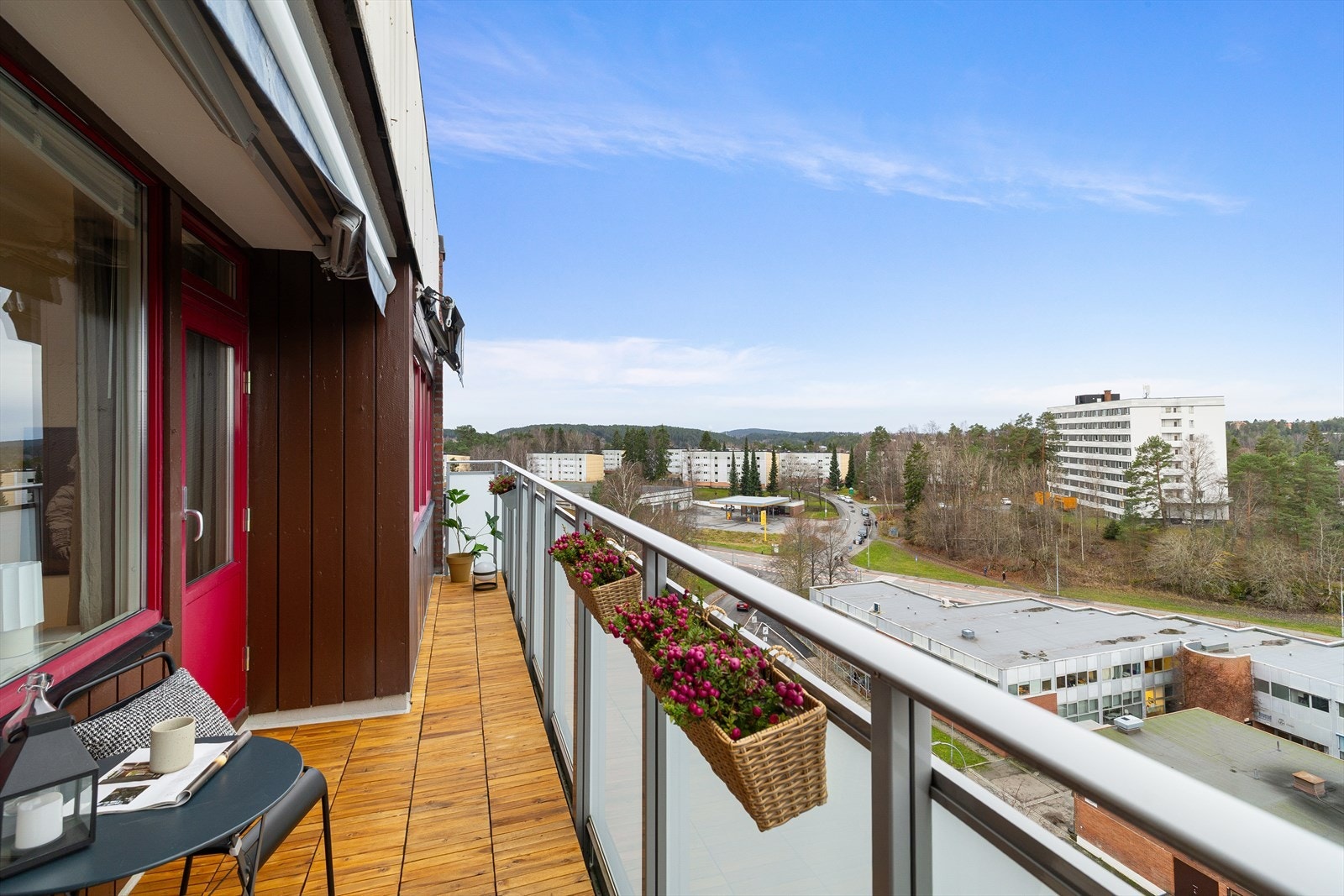 Boligen har vestvendt balkong som er skjermet for innsyn på 9 kvm Galleribilde