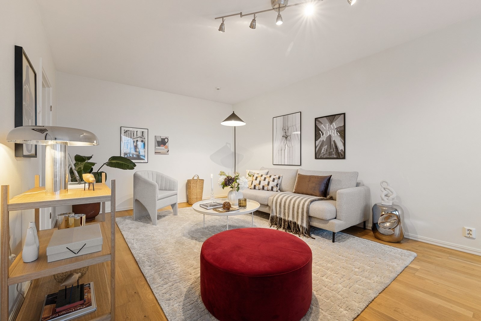 Stuen har gode møbleringsmuligheter for sofagruppe samt medie- og oppbevaringsmøblement Galleribilde