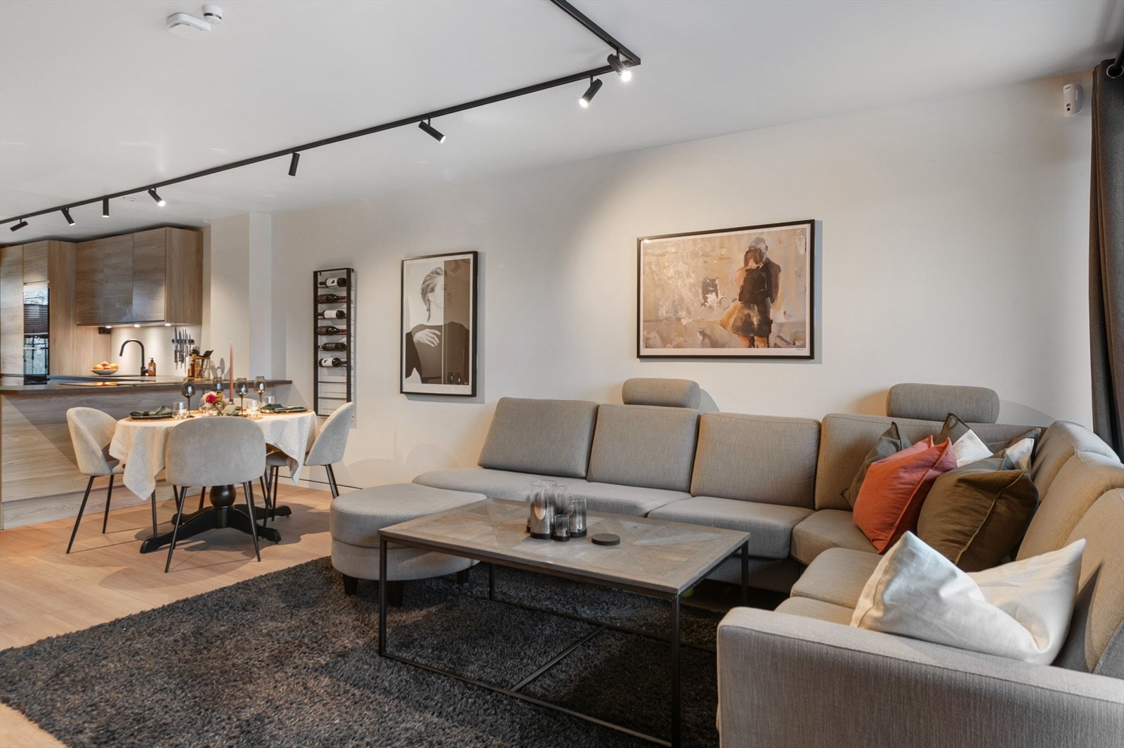 Hyggelig oppholdsrom med plass til både sofakrok og spisebord. Galleribilde