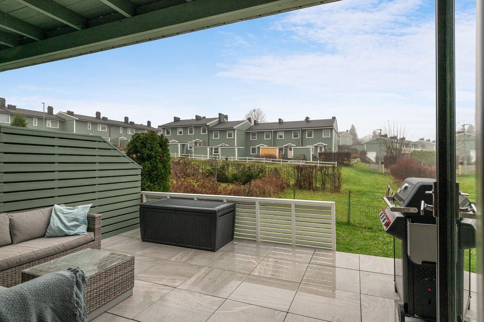 Verandaen er flislagt og delvis overbygget. Galleribilde