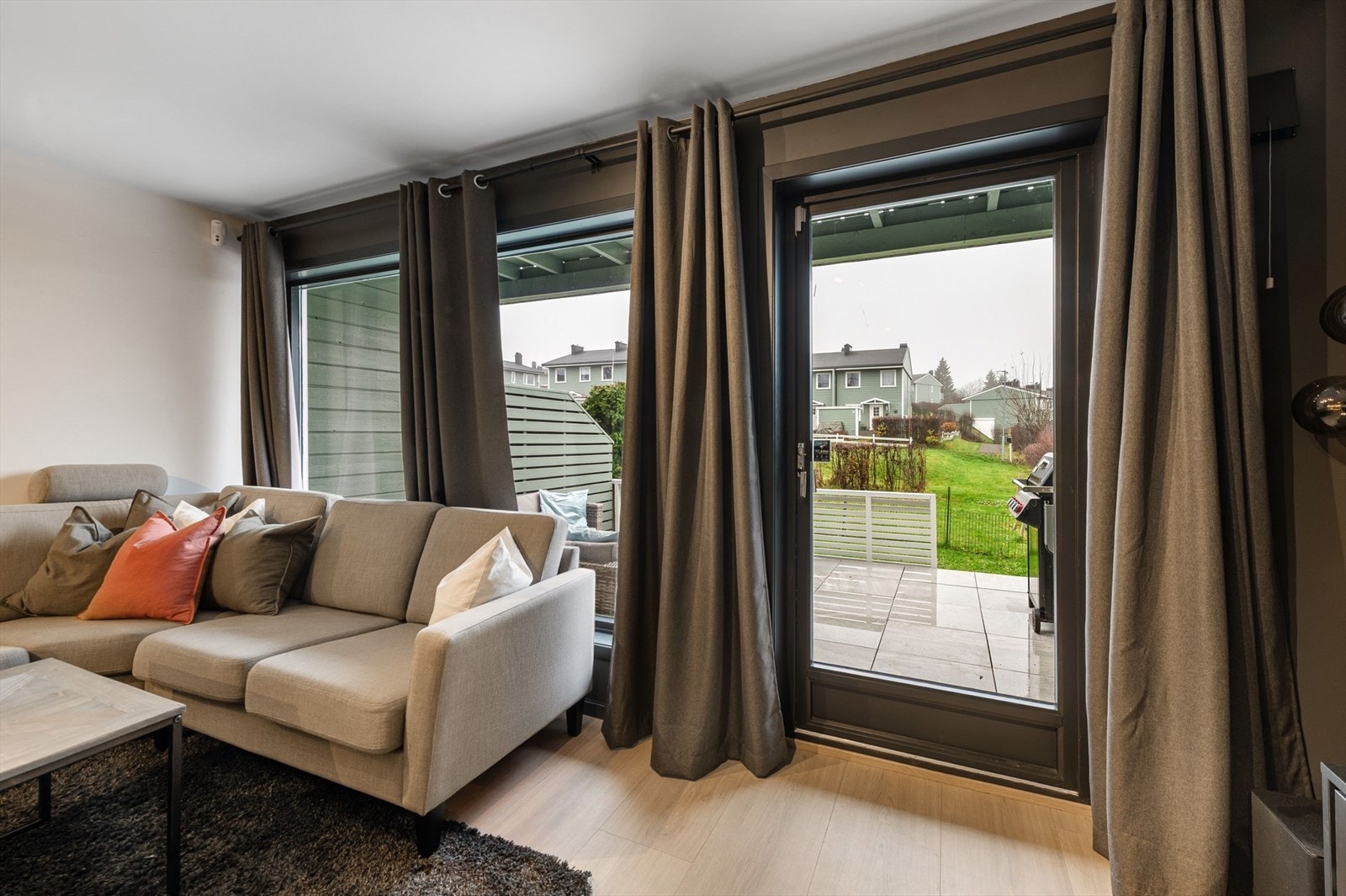 Store vindusflater slipper inn godt med lys. Galleribilde