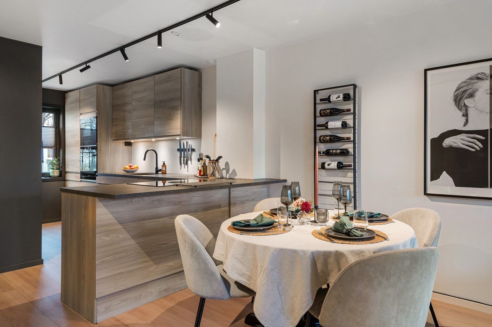 Spisestue i åpen løsning mellom kjøkken og stue. Galleribilde