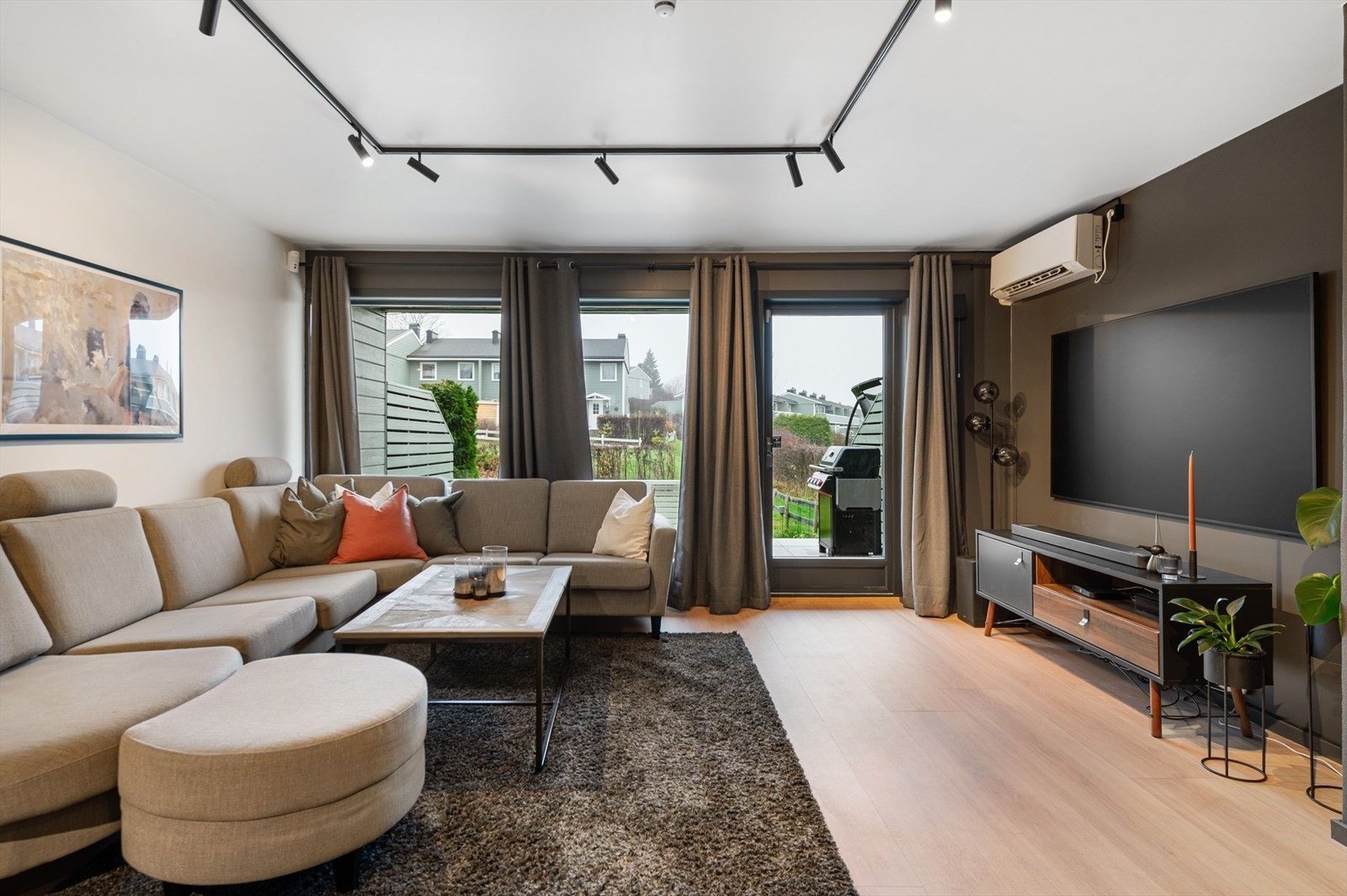 Lun og åpen stue med utgang til terrasse. Galleribilde