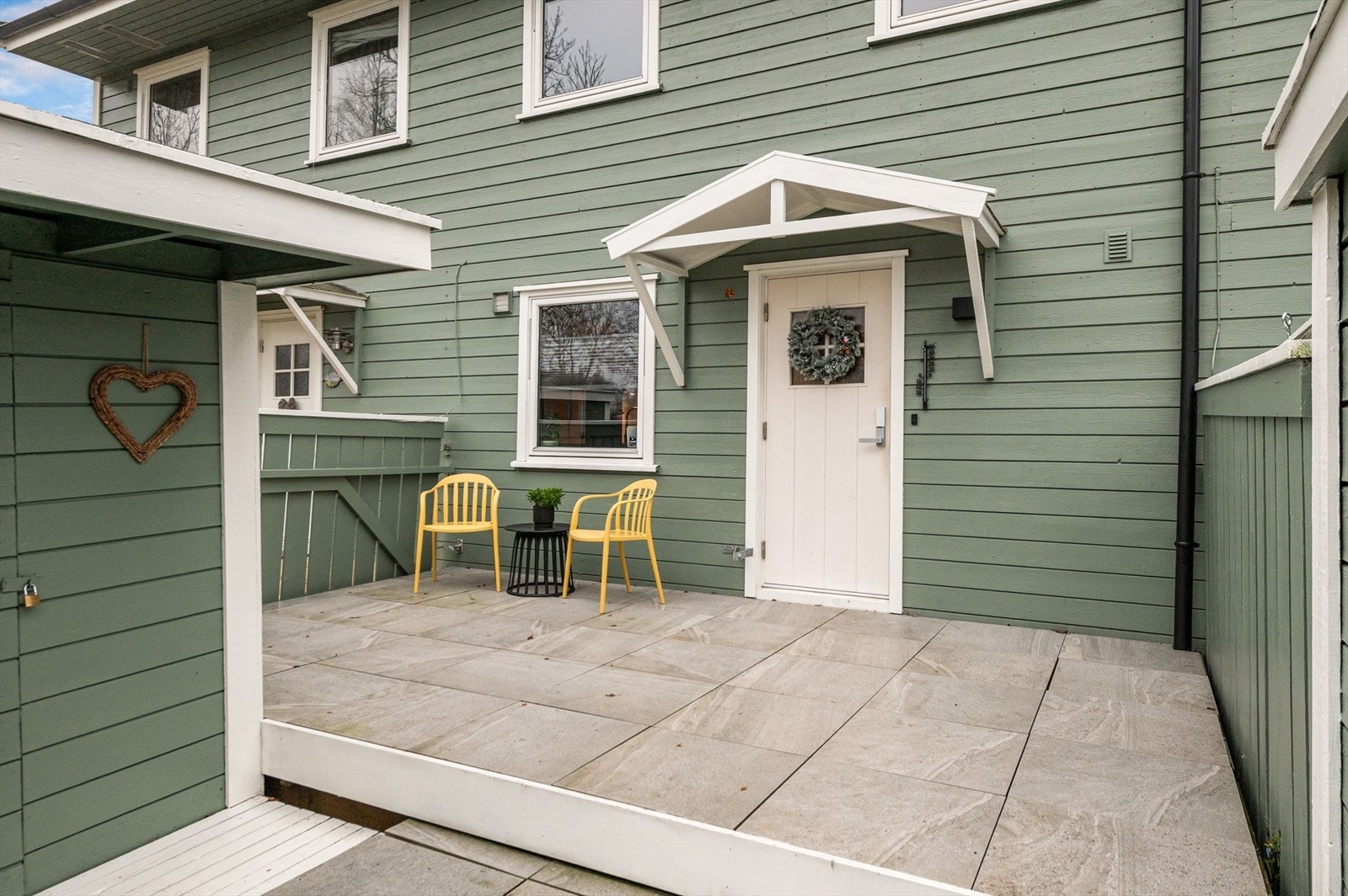 Flislagt inngangsparti. Galleribilde