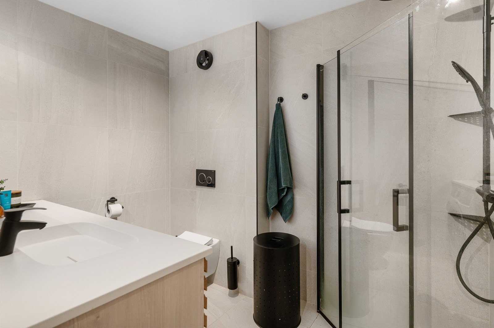 Bad med vegghengt toalett og dusjvegger. Galleribilde