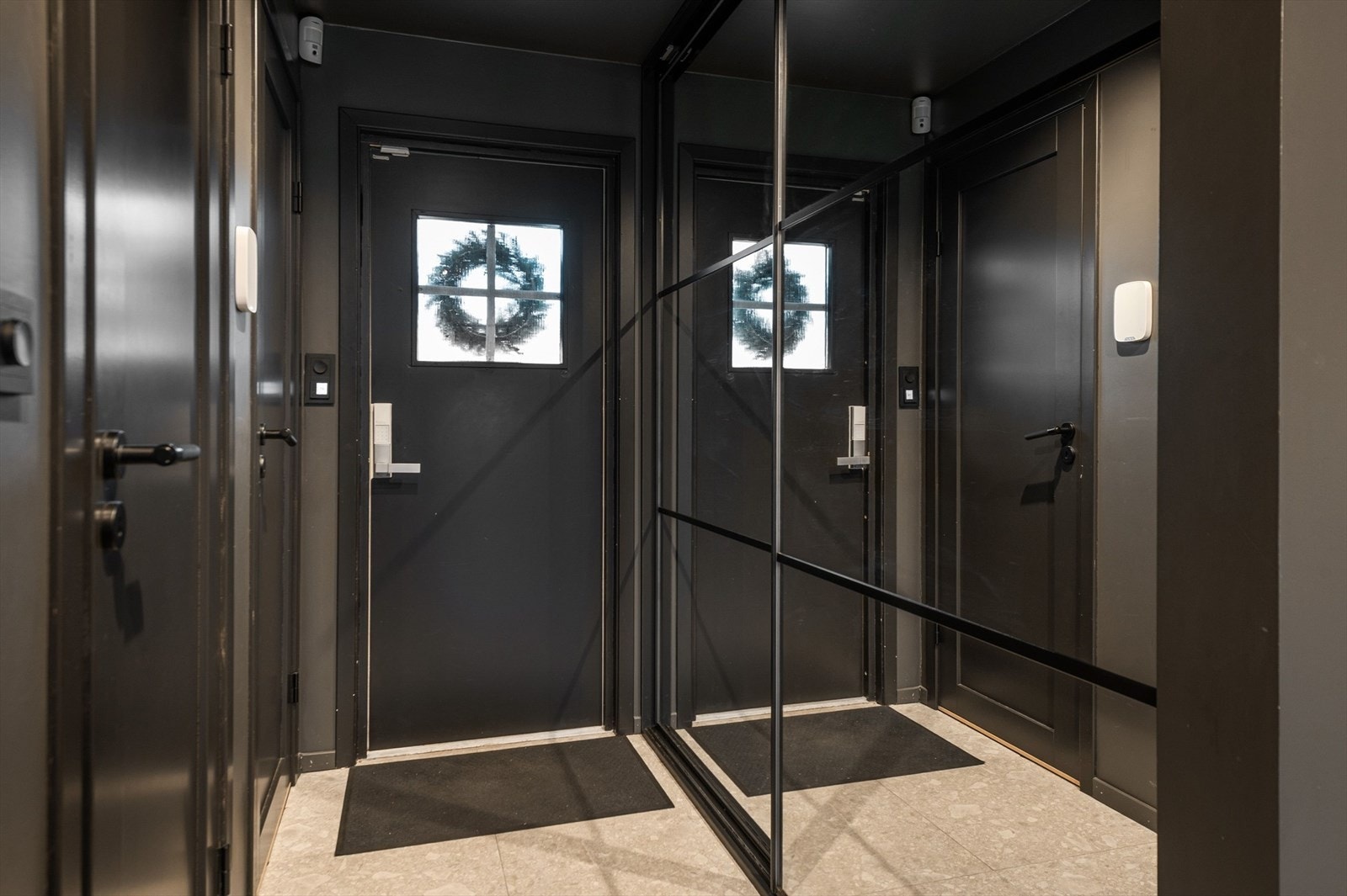 Flislagt gang med skyvedørsgraderobe. Galleribilde