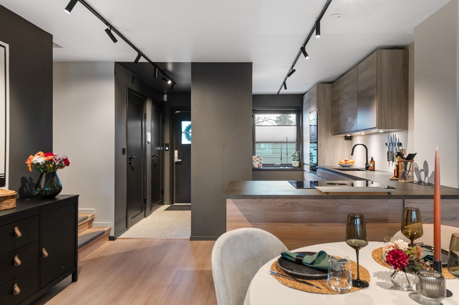 Gjennomført stil med en behagelig atmosfære. Galleribilde