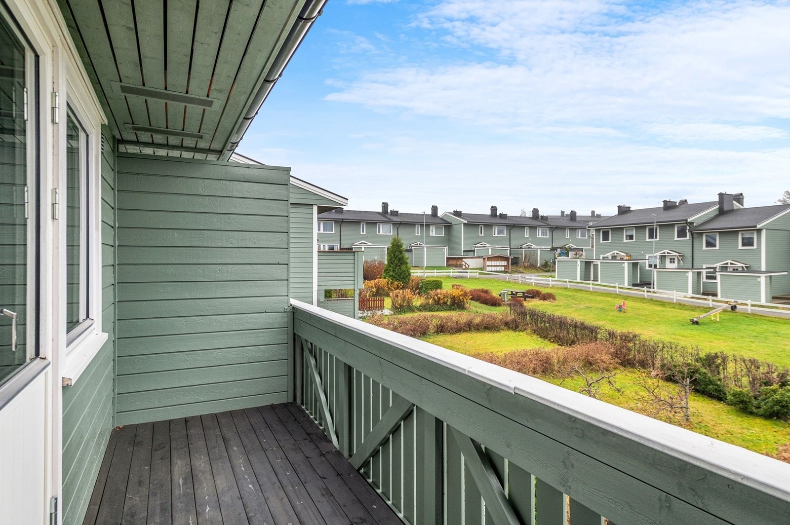 Balkong utenfor soverom i 2.etg., med utsikt til en hyggelig lekeplass. Galleribilde