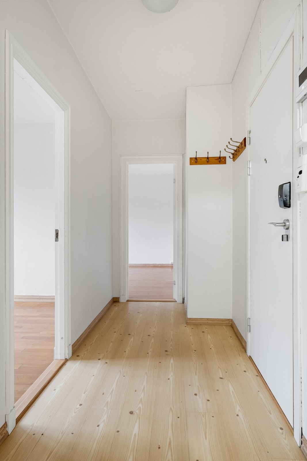 Lys og romslig entré. Galleribilde