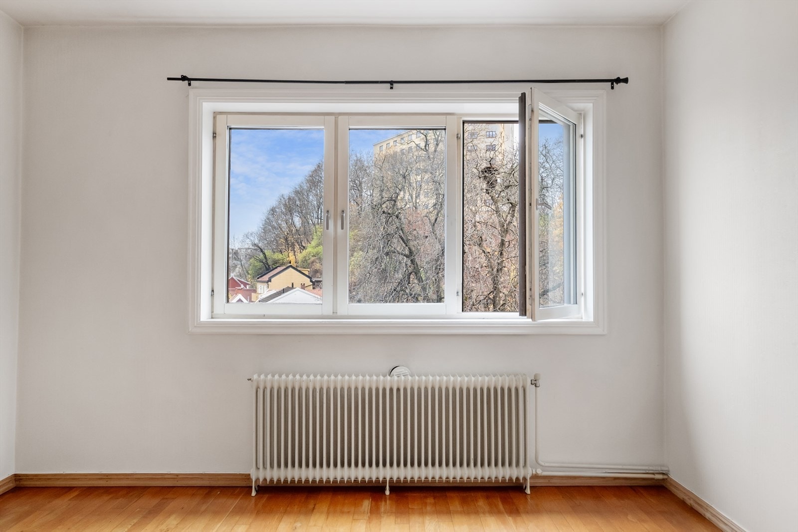 Store vindusflater som gir rikelig med luft og lys. Galleribilde