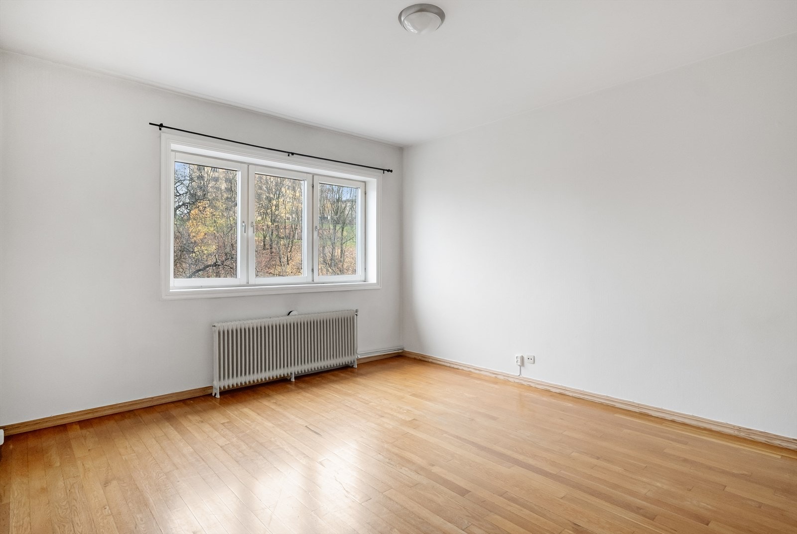 Romslig stue med god plass til sofagruppe og spisebord. Galleribilde