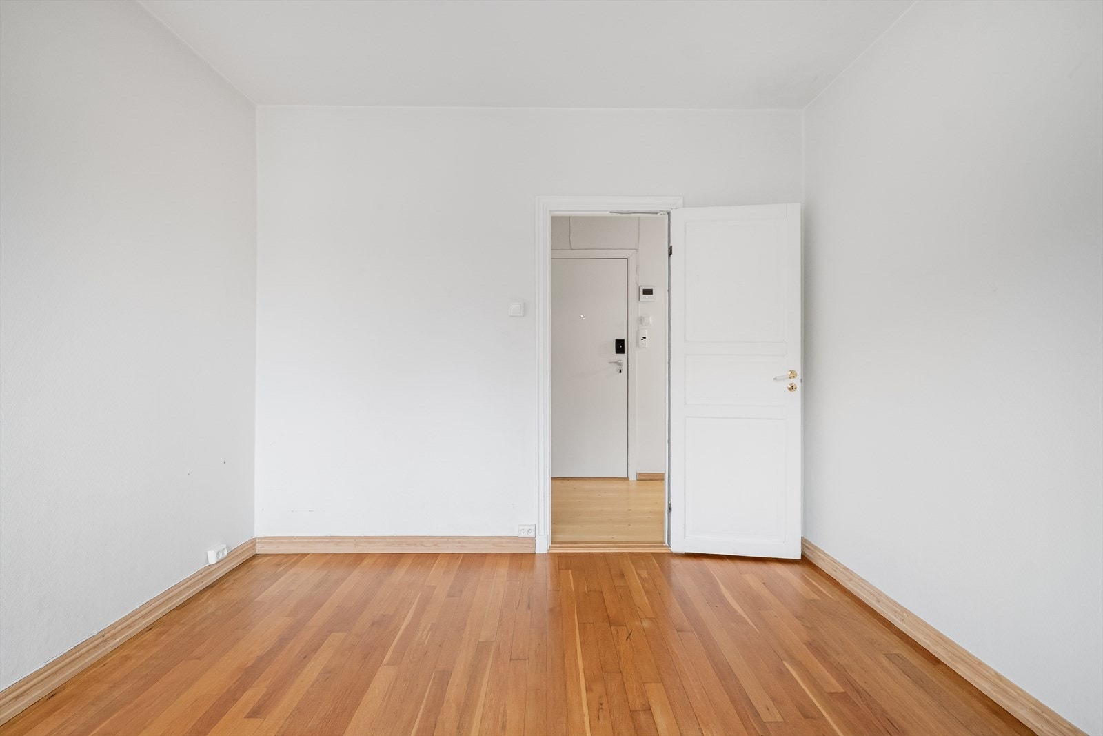 God plass til dobbeltseng med tilhørende nattbord og garderobeløsning. Galleribilde