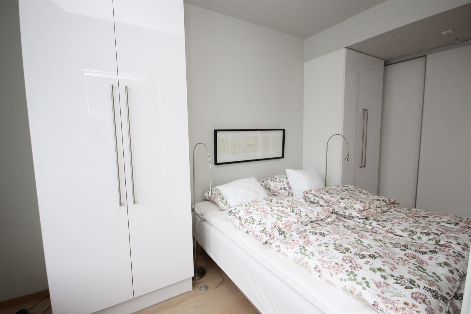 Soverommet har godt med skapplass. Galleribilde