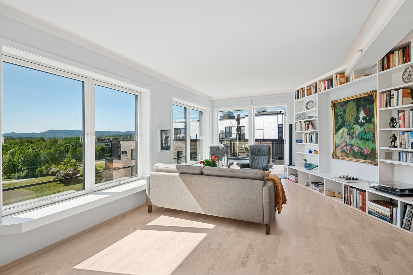 Det er screens/utvendig solskjerming på vinduene langs hele stuen Galleribilde