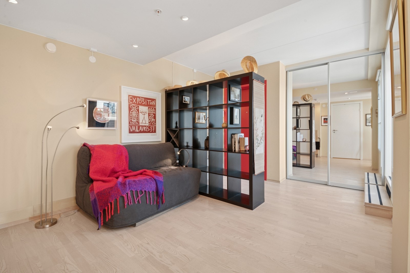 Stor entrè med garderobeskap av god størrelse Galleribilde