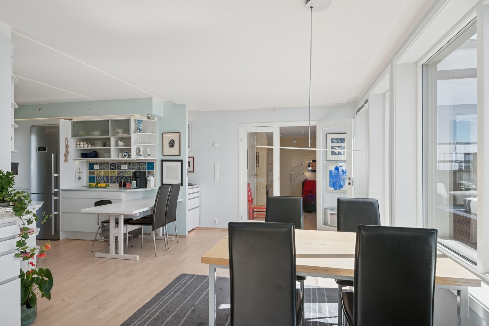 God plass til spisebord med tilhørende møblement Galleribilde