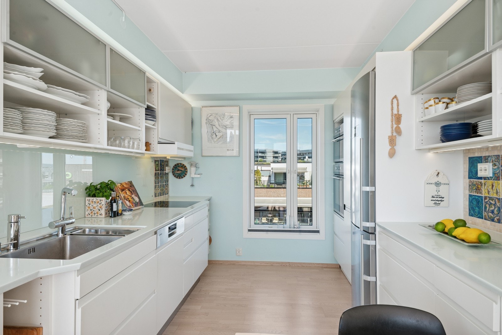 Kjøkken med mye skap og benkeplass Galleribilde