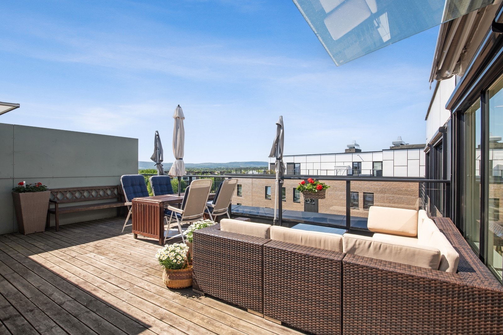 Markise og utebod på terrassen Galleribilde