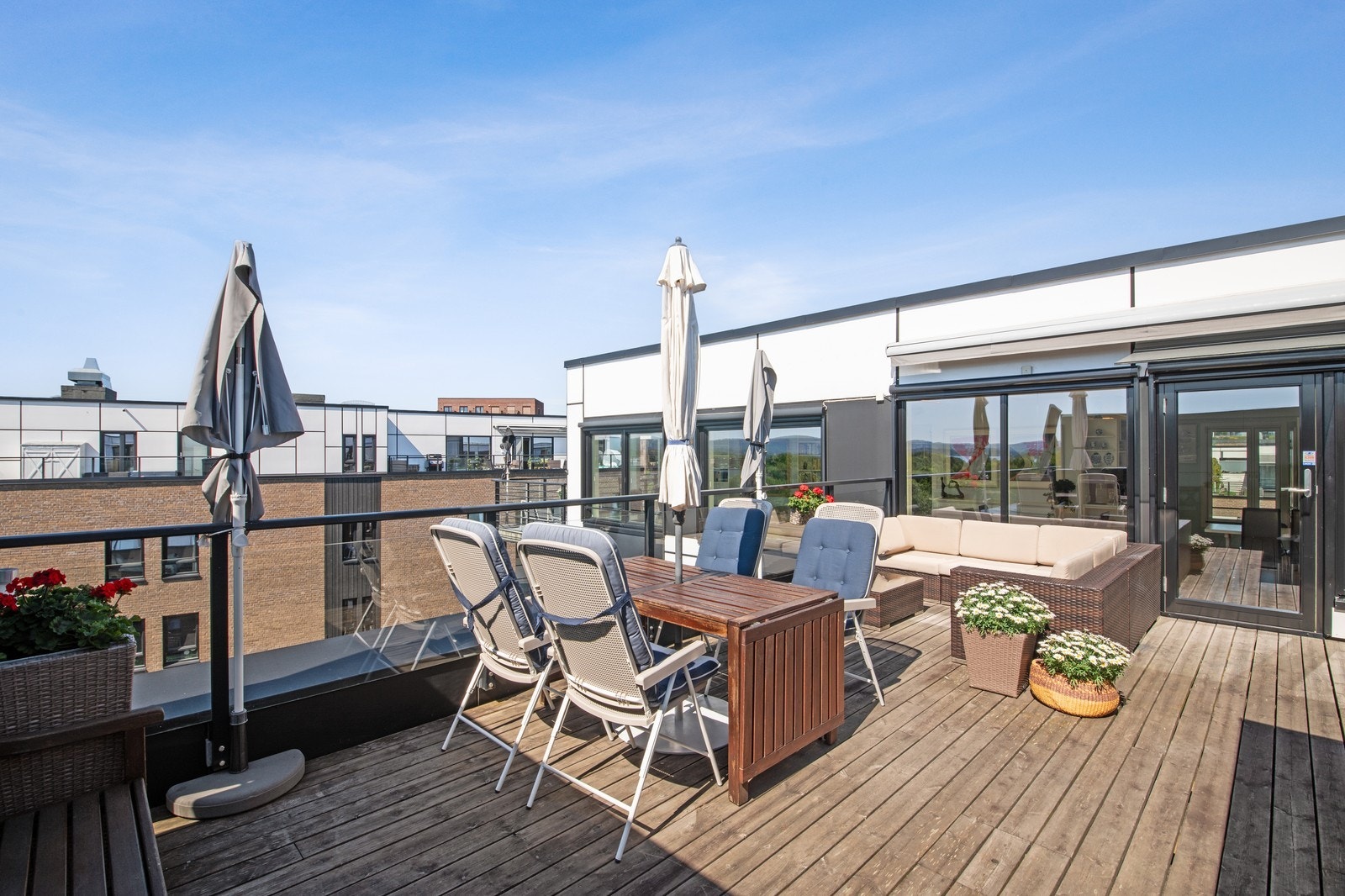 Stor takterasse med gode solforhold Galleribilde