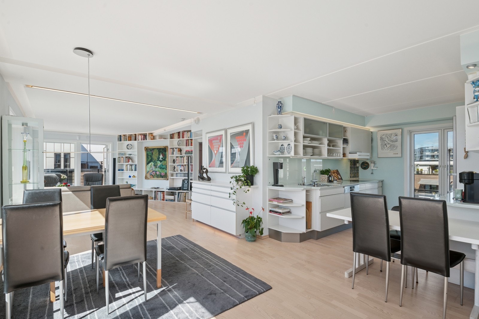 Delvis åpen stue kjøkkenløsning Galleribilde