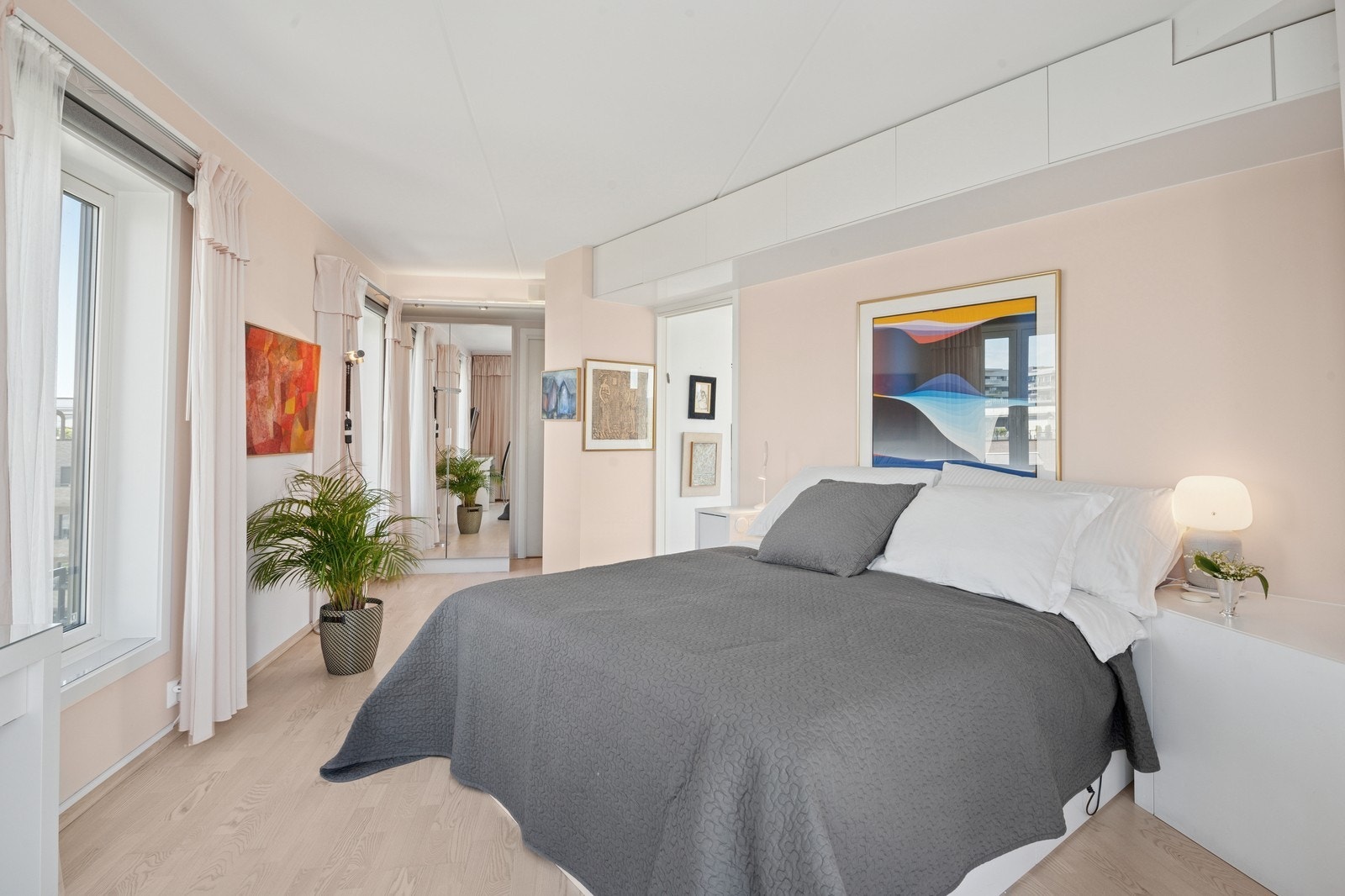 Hovedsoverom med walk-in og tilhørende bad Galleribilde