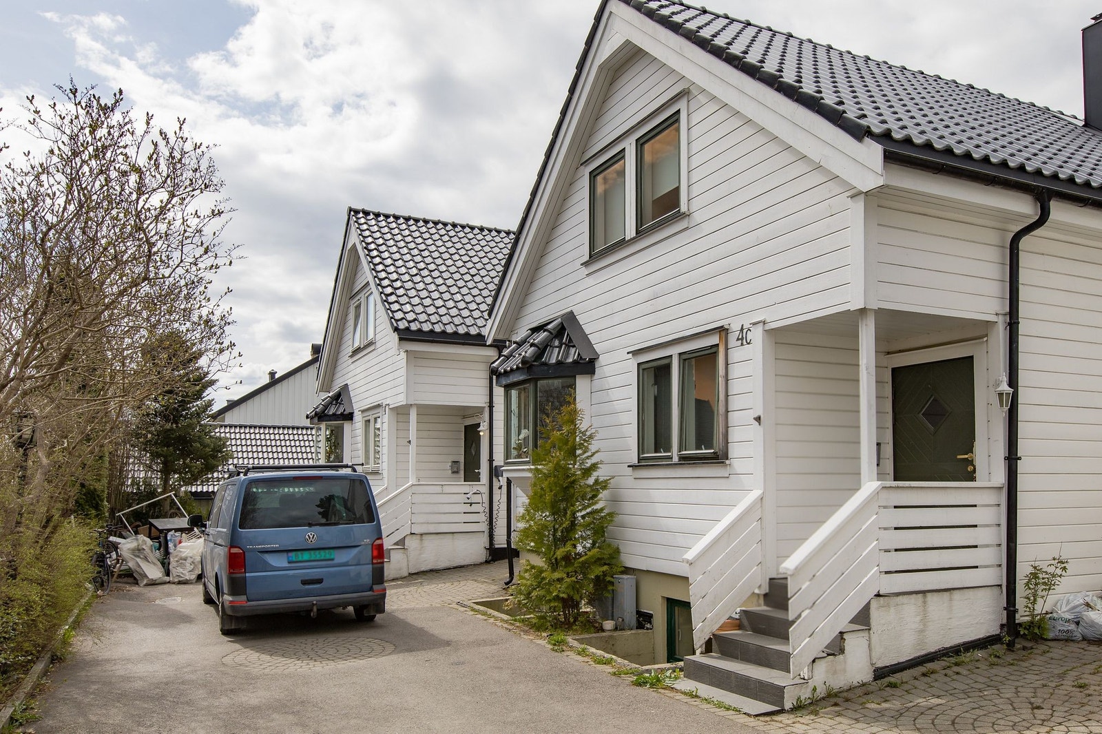 Hybelen ligger i et attraktivt, rolig og barnevennlig boligområde på Risløkka i Oslo, med kort vei til offentlig kommunikasjonstilbud, servicetilbud og fasiliteter. Galleribilde