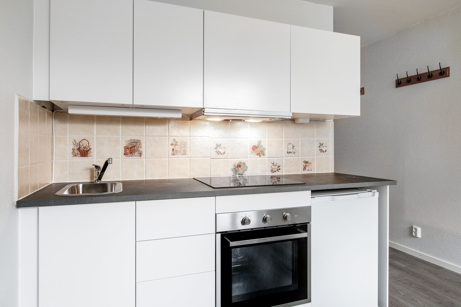 På kjøkkenet er det skap- og benkeplass, samt vask og komfyr med koketopp. Galleribilde