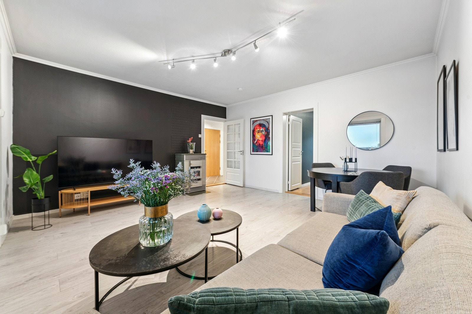 I stuen er det også en koselig peisovn som varmer ekstra godt på kalde dager. Galleribilde