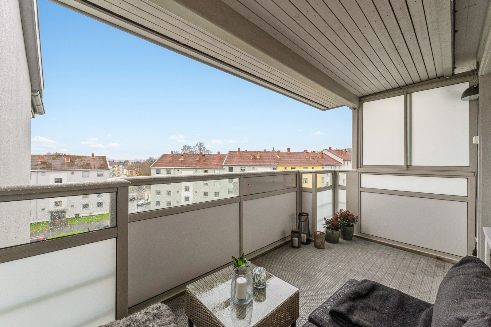 Fra stuen er det utgang til balkong på ca. 8 kvm med hyggelig utsyn. Galleribilde