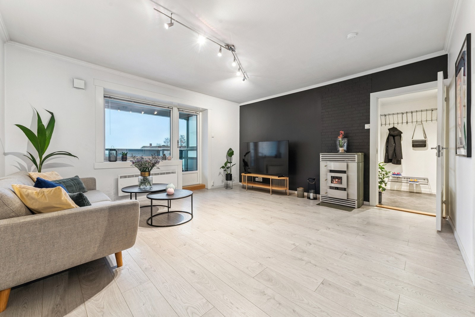 Åpen og luftig stue med god plass til sittegruppe og spisebord. Et perfekt sted å samle venner og familie for hyggelige kvelder. Galleribilde