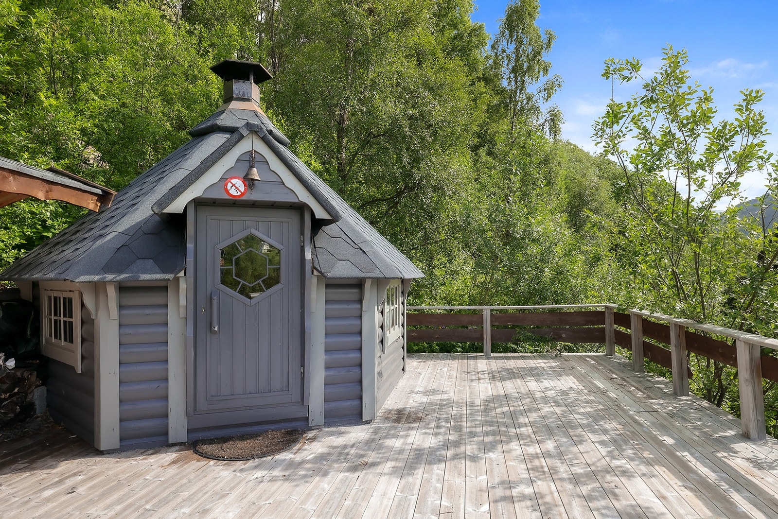 Grillhytte med egen platting rundt Galleribilde