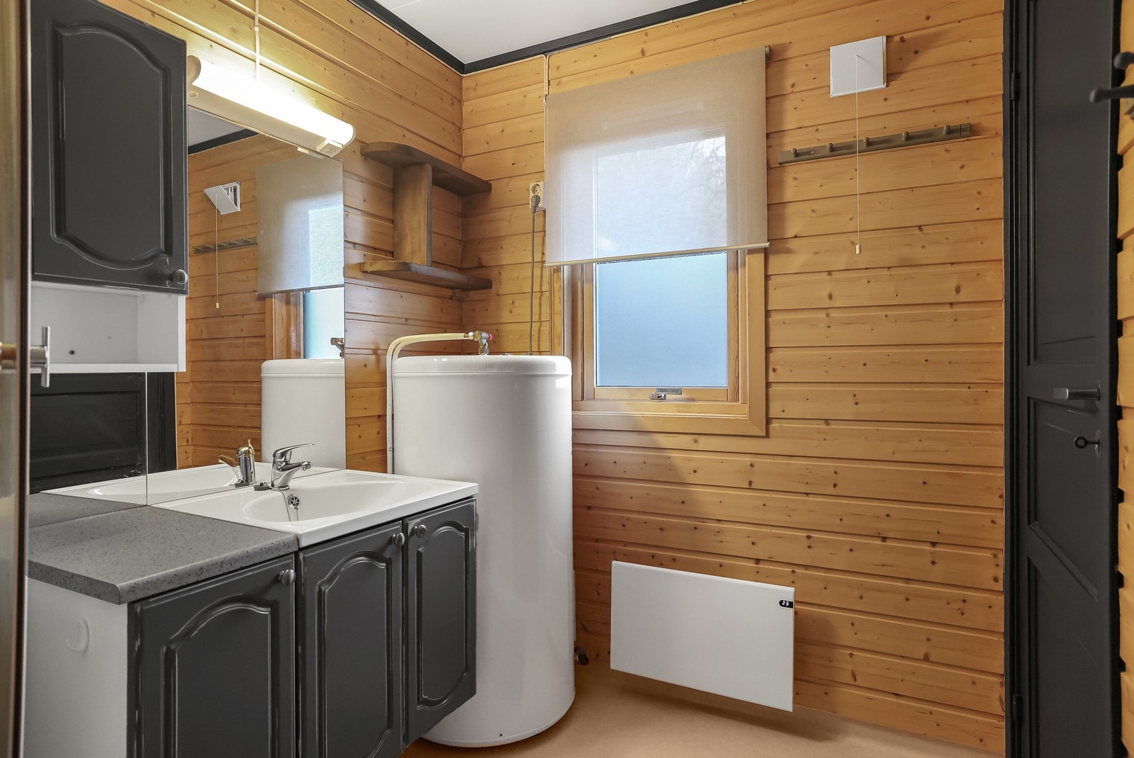 Baderom med dusj, innredning og toalett Galleribilde