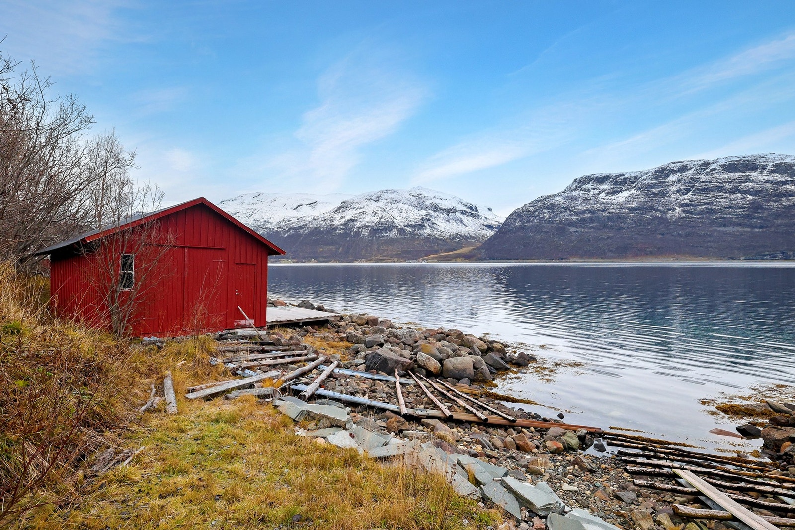 Eiendommen har eget naust på tinglyst naustplass i fjæra Galleribilde