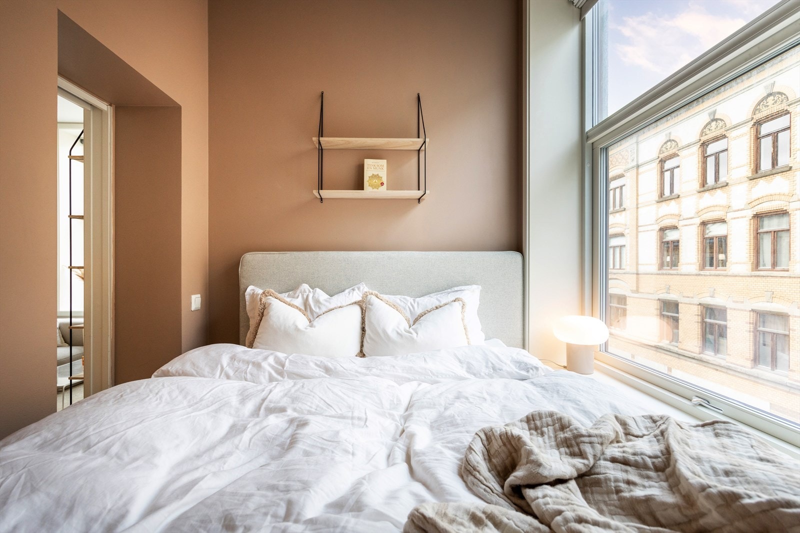 Moderne fargevalg og store vindusflater gir en lys og behagelig atmosfære. Galleribilde