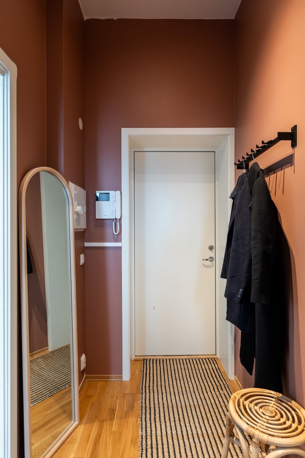 Velkommen inn! Leiligheten har en innbydende og praktisk entré som gir et svært godt førsteinntrykk. Her er det gode muligheter for å henge fra seg yttertøy og sko, samt plass til ytterligere oppbevaring. Galleribilde