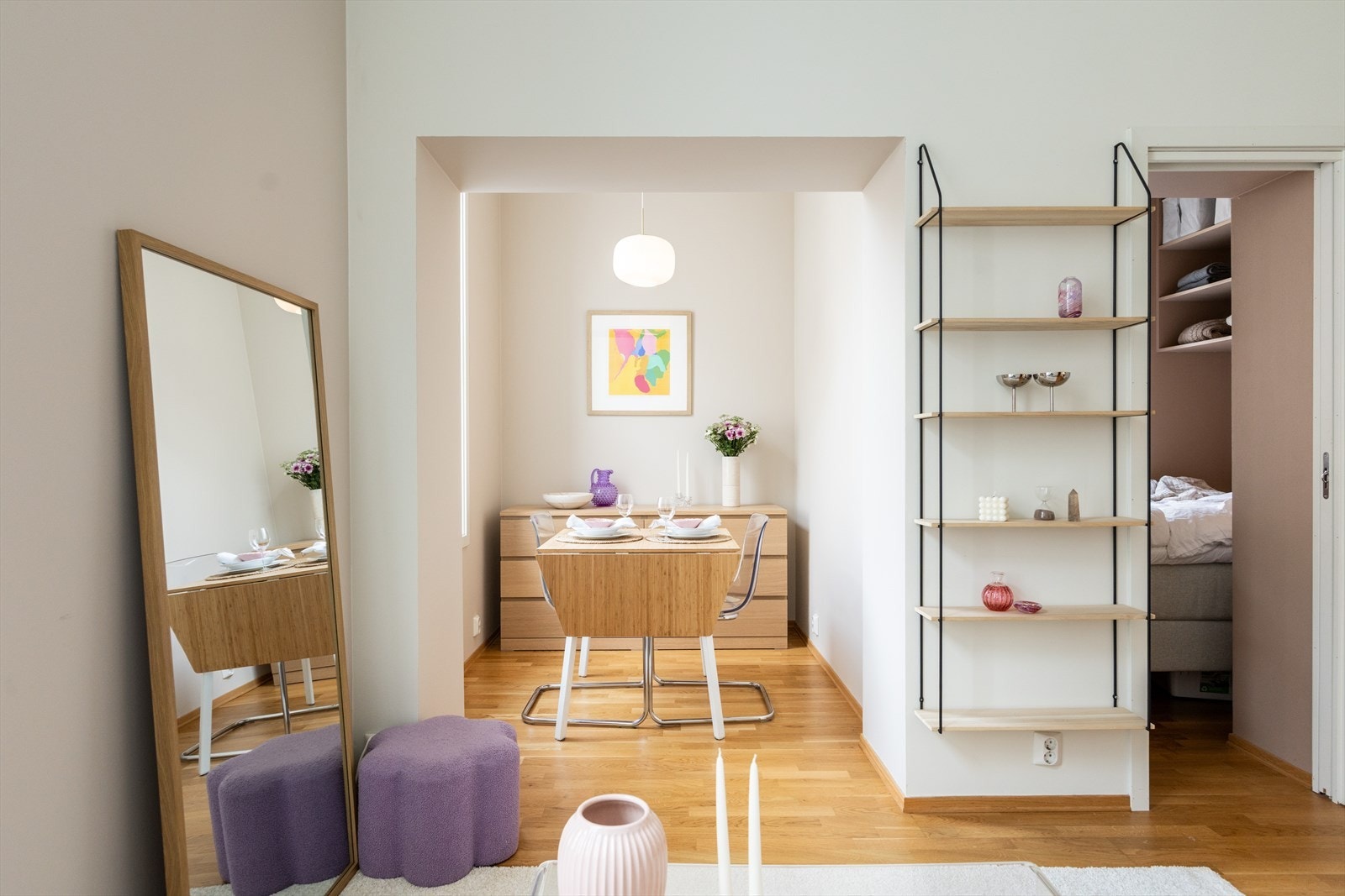 Den naturlige sonedelingen gjør det enkelt å etablere en hyggelig spisestue i tilknytning til stue og kjøkken. Galleribilde