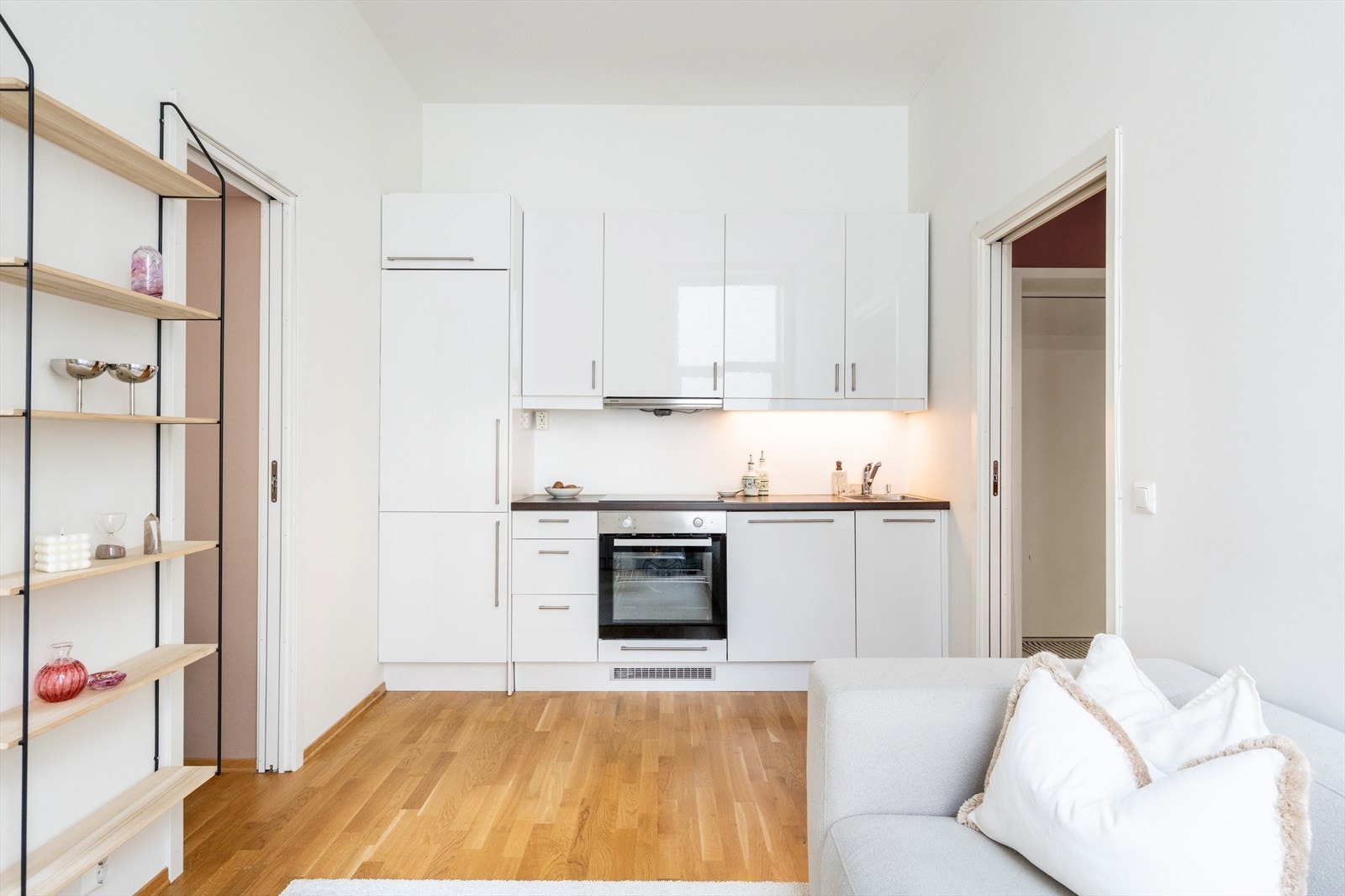 Pent og funksjonelt kjøkken med rikelig skap- og benkeplass. Kjøkkenet fra Epoq (2013) har glatte, høyglansfronter og laminatbenkeplate med nedfelt kum i rustfritt stål. Galleribilde