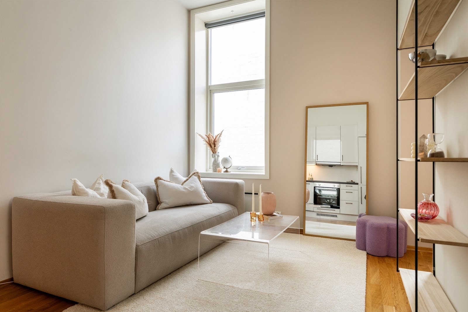 Stuen er lys og luftig med store vindusflater som slipper inn rikelig med naturlig lys. Den generøse takhøyden på 3,02 meter bidrar til en åpen og romslig atmosfære. Galleribilde