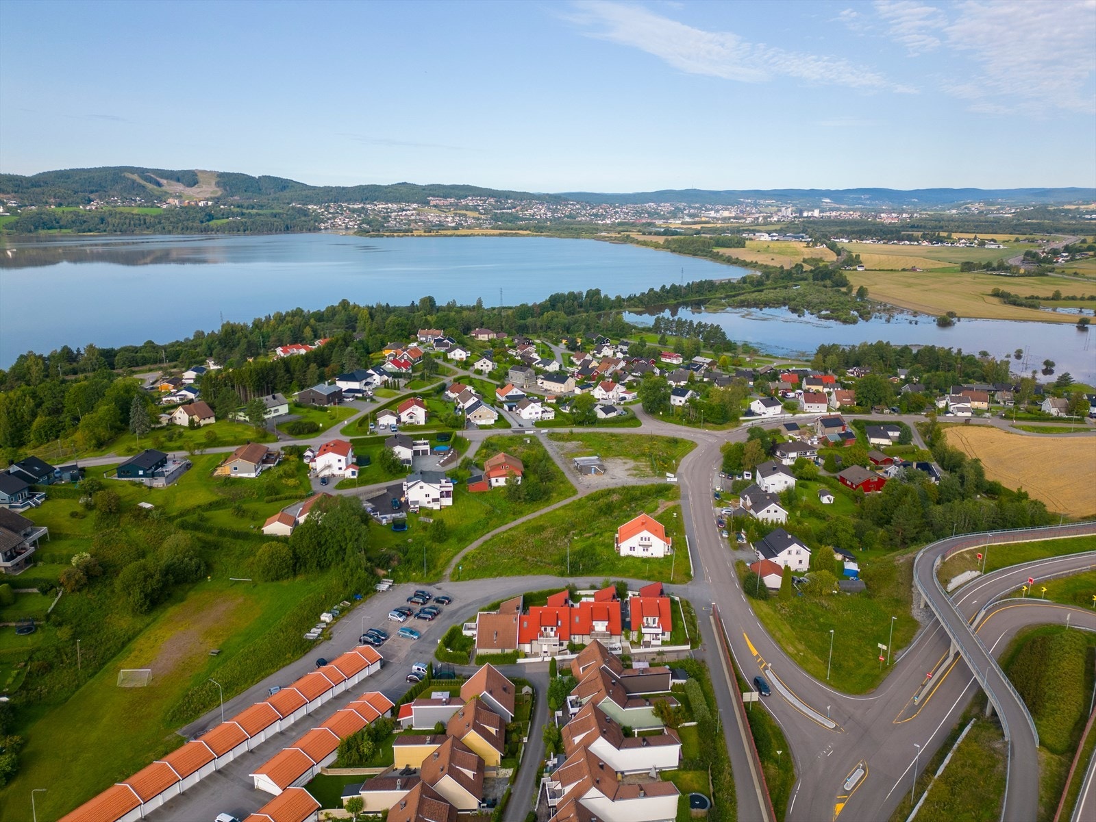 Dronefoto fra området. Tomten vises i midten. Galleribilde